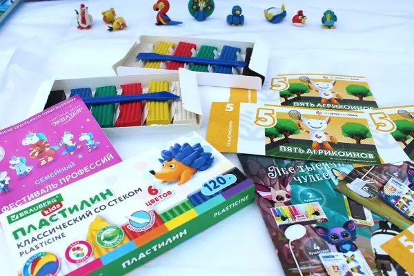 Скульпторы в миниатюре: на фестивале профессий “Единорог 2024” дети создавали шедевры из пластилина